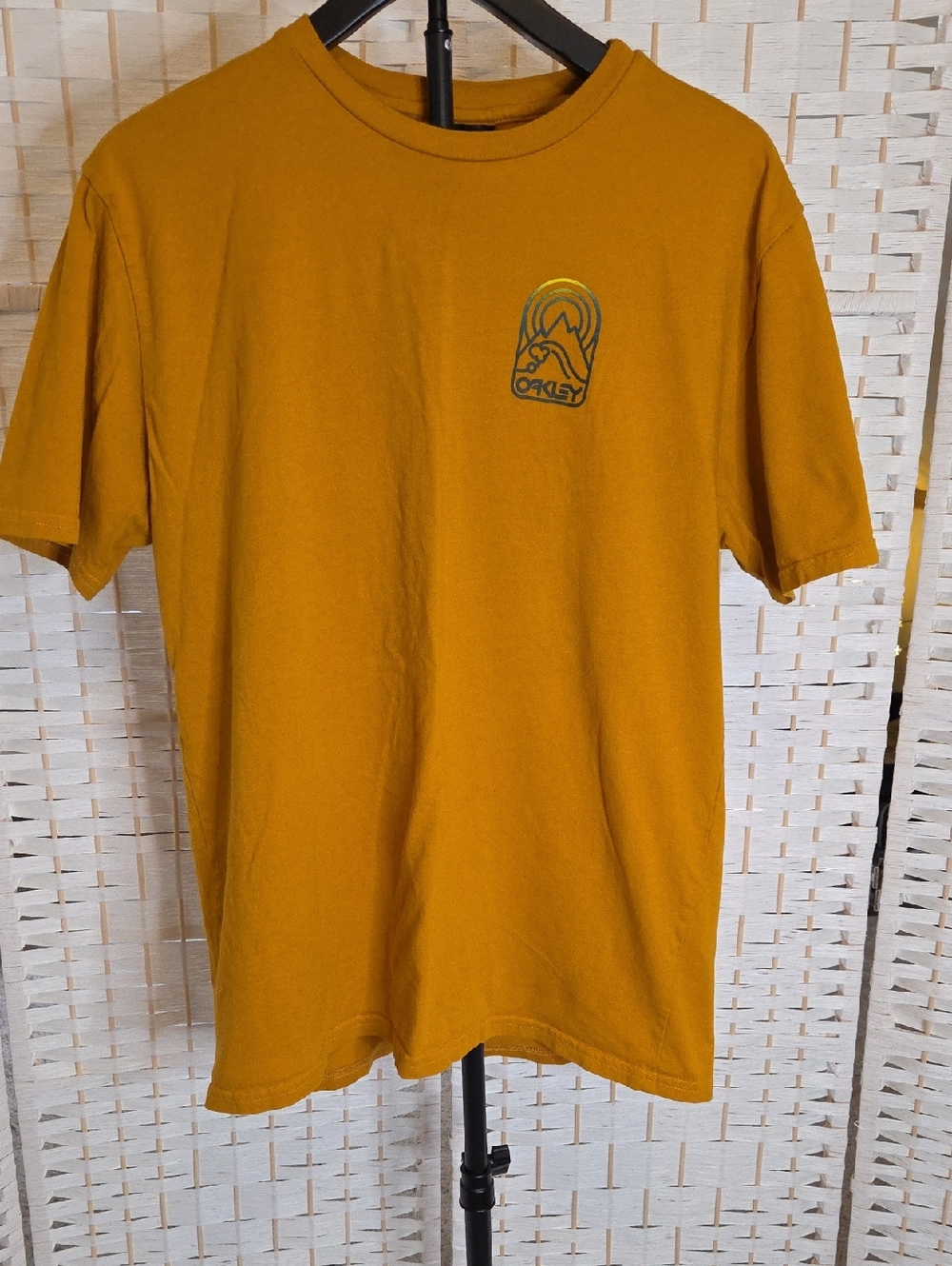 Oakley XL Mustard Yellow Graphic T Shirt Mountain Logo Short Sleeve Regular Fit